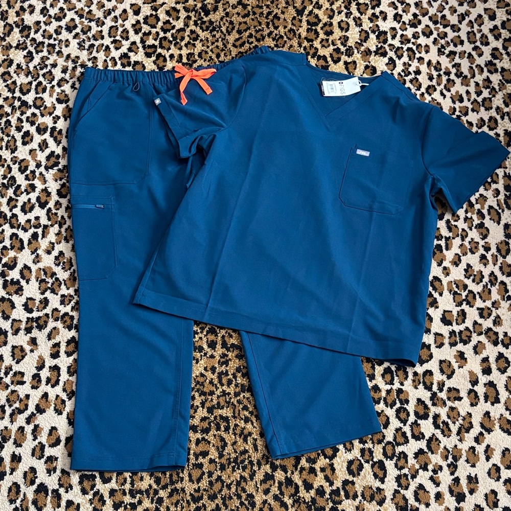 ❌❌SOLD❌❌ FIGS men’s scrub set.